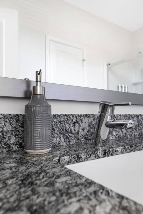 Stylish New Condo In Concord Esterno foto