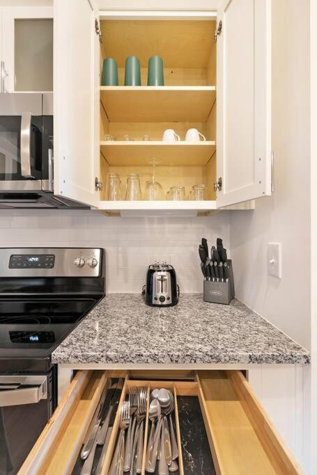 Stylish New Condo In Concord Esterno foto