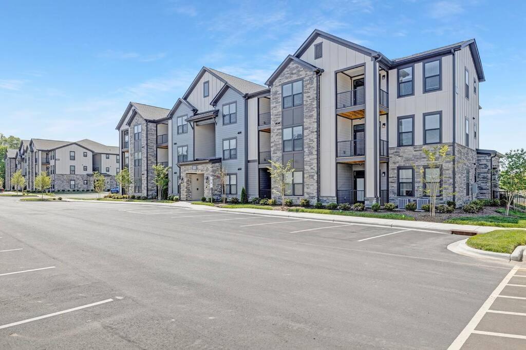 Stylish New Condo In Concord Esterno foto